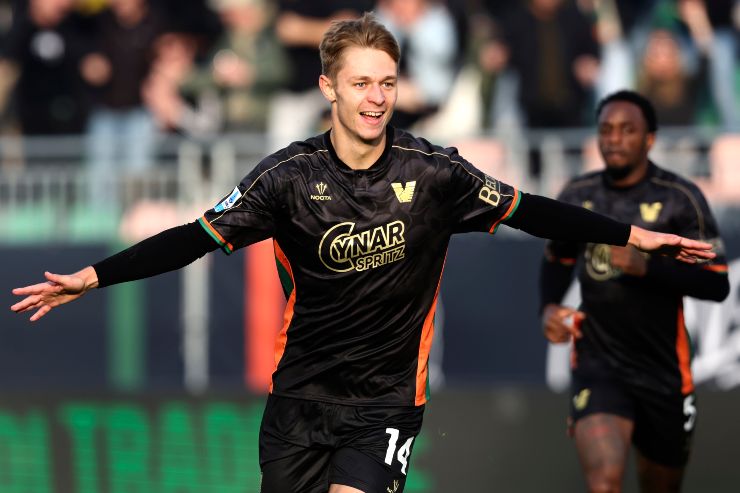 Nicolussi Caviglia esulta dopo un gol