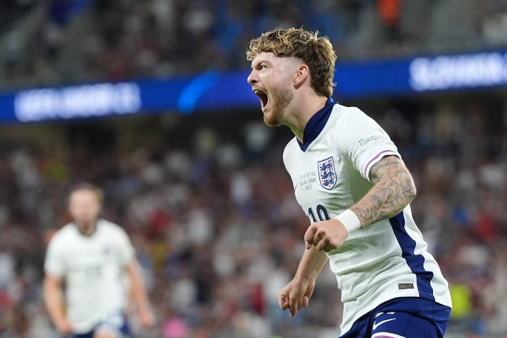 Elliott esulta dopo il gol