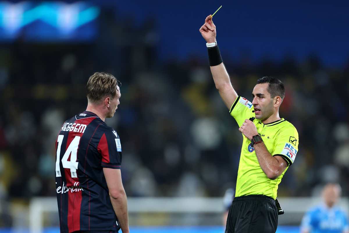 Colombo ammonisce Heggem durante la finale di Supercoppa Italiana tra Bologne e Napoli