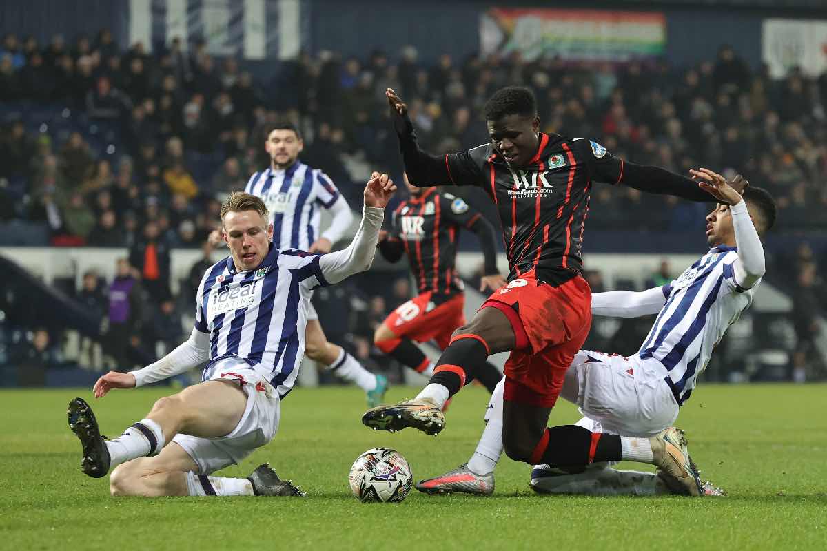 Torbjørn Heggem in scivolata su Makhtar Gueye