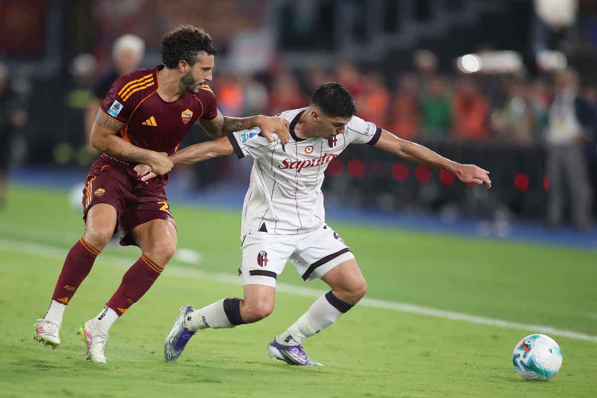 Hermoso e Cambiaghi a contrasto durante Roma-Bologna di Serie A