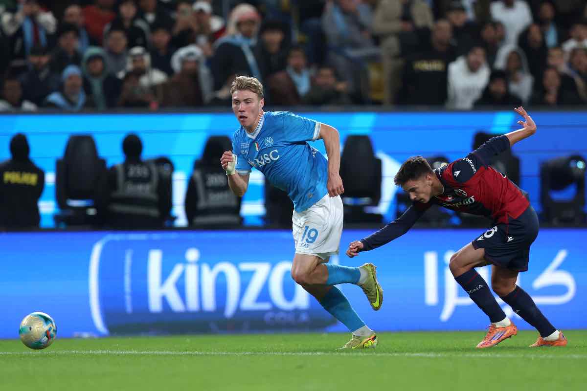 Moro rincorre Hojlund durante Napoli-Bologna di Supercoppa