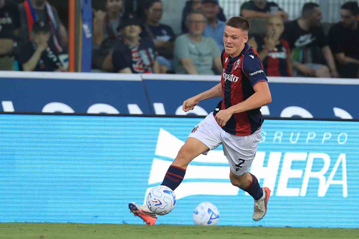 Emil Holm in azione durante Bologna-Sassuolo