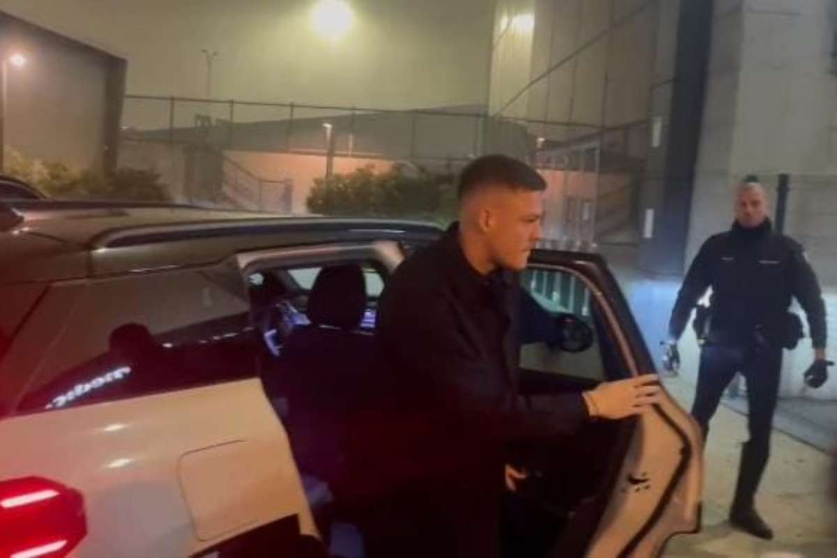 Juventus, Holm è arrivato a Torino per le visite mediche: le prime immagini