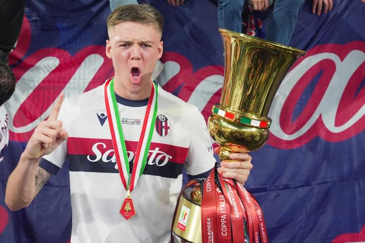 Emil Holm con in mano la Coppa Italia