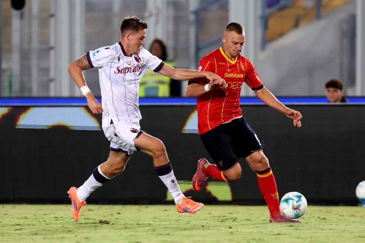 Holm e Stulic si contendono il pallone durante Lecce-Bologna