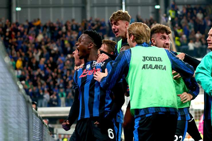 Ibrahim Sulemana esulta con i compagni dell'Atalanta dopo il goal segnato con la Roma