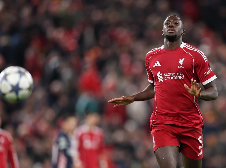 Konate insegue la palla