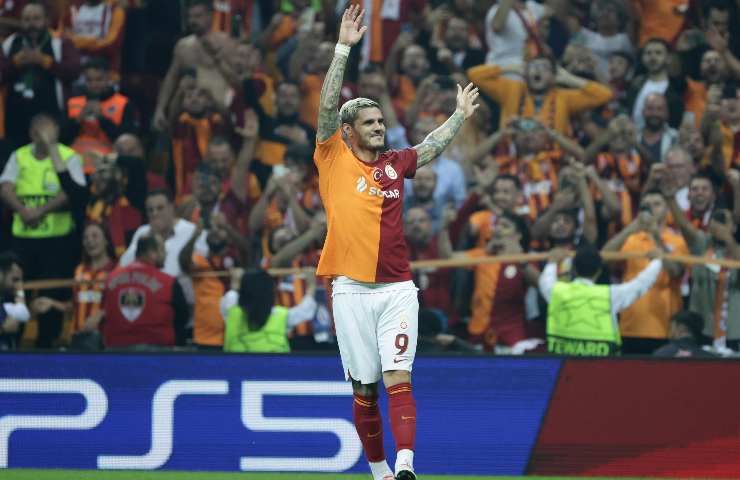 Icardi saluta