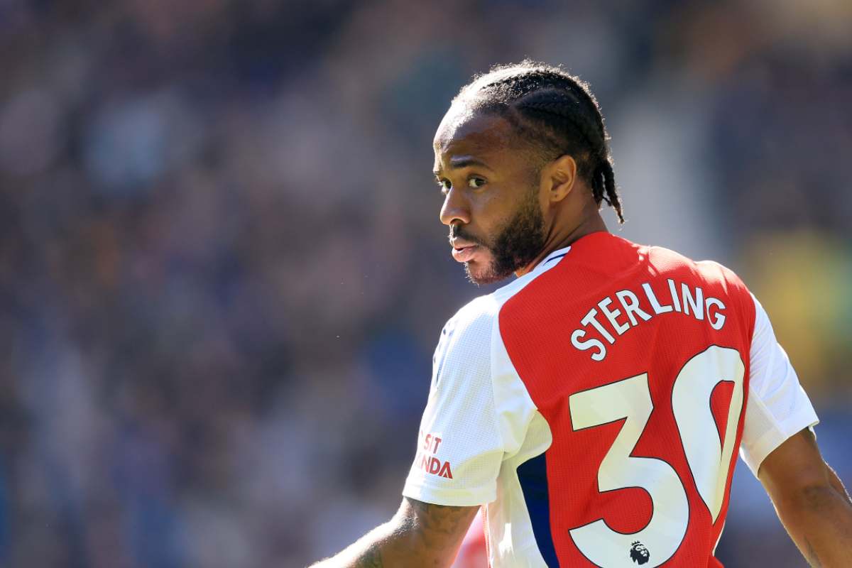 Raheem Sterling con la maglia dell'Arsenal