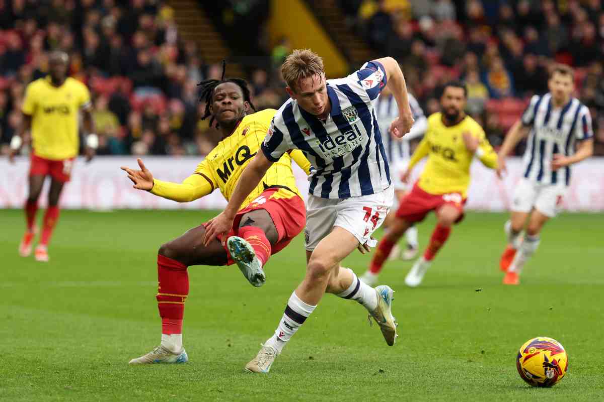 Torbjørn Heggem in contrasto con Kwadwo Baah del Watford in Watford-West Bromwich Albion