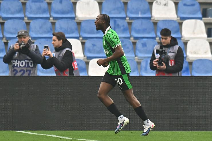 Ismaël Koné esulta dopo il gol