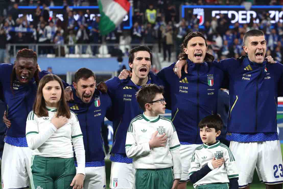 Alcuni giocatori della Nazionale cantano l’inno prima di Italia-Irlanda del Nord