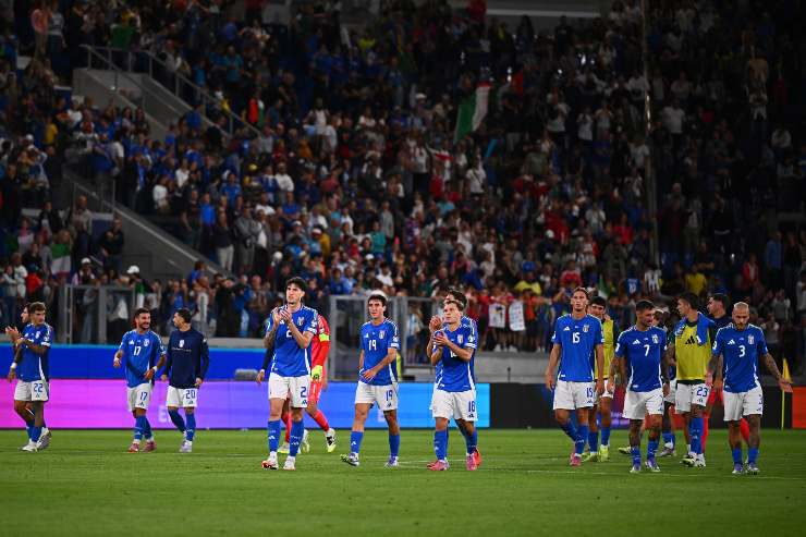 Gli azzurri salutano i tifosi