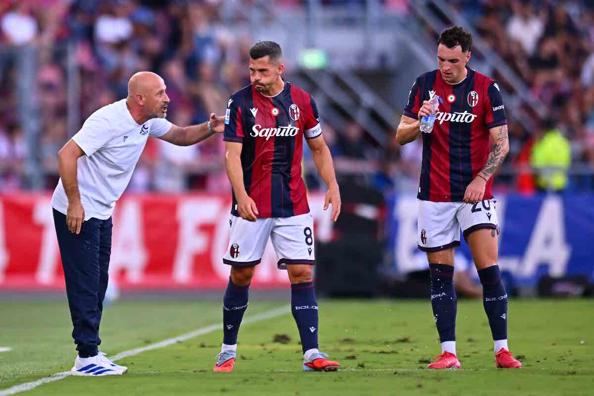Italiano dà indicazioni ai giocatori del Bologna