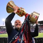 Vincenzo Italiano con la Coppa Italia vinta dal Bologna