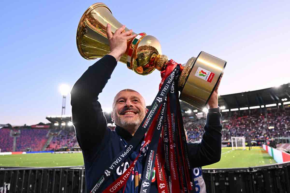 Vincenzo Italiano con la Coppa Italia vinta dal Bologna