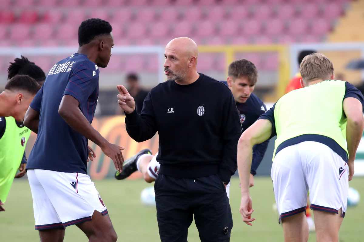 Vincenzo Italiano parla con Jhon Lucumí prima di Lecce-Bologna