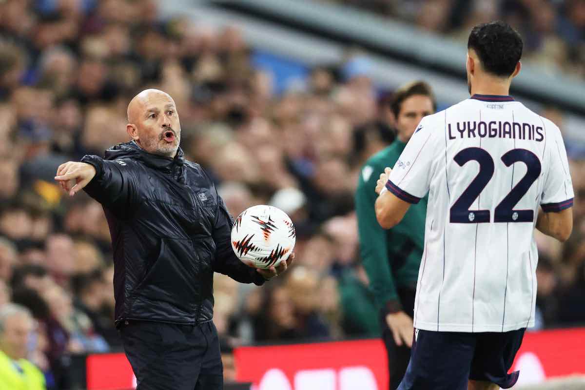 Italiano mentre dà indicazioni a Lykogiannis