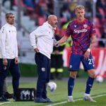 Italiano e Odgaard a colloquio durante Bologna-Lecce nel 2024