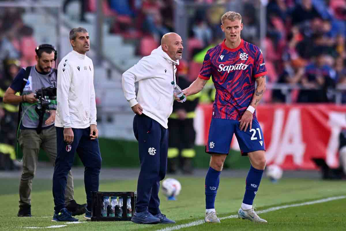 Italiano e Odgaard a colloquio durante Bologna-Lecce nel 2024