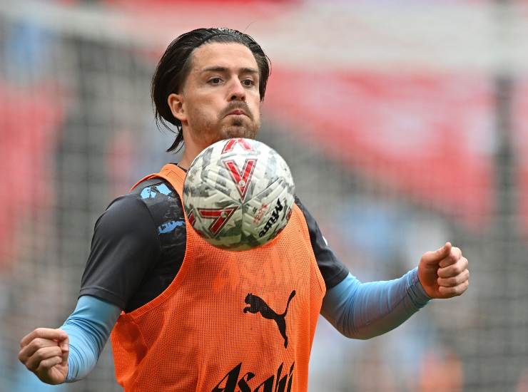 Grealish controlla una palla