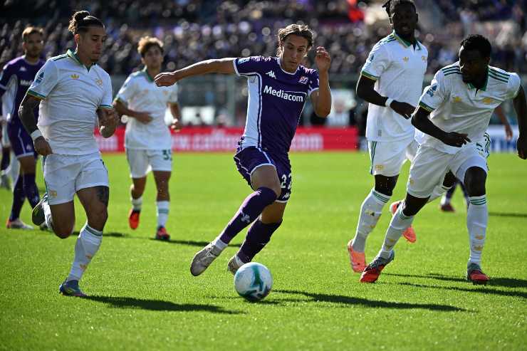 Jacopo Fazzini lotta con la maglia della Fiorentina