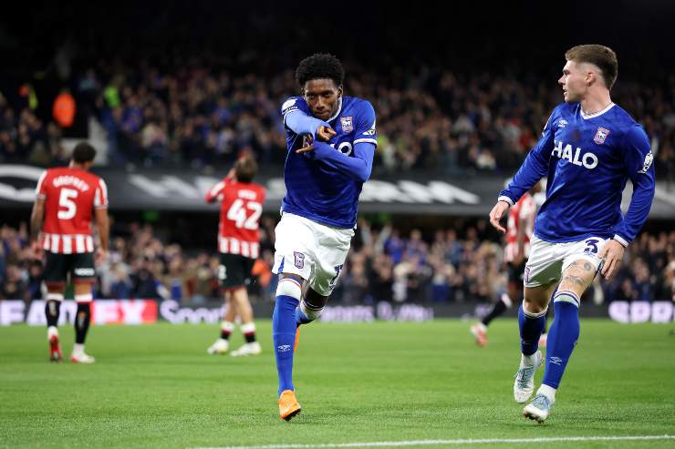 Jaden Philogene esulta dopo un gol