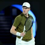 Jannik Sinner durante la gara con Djokovic