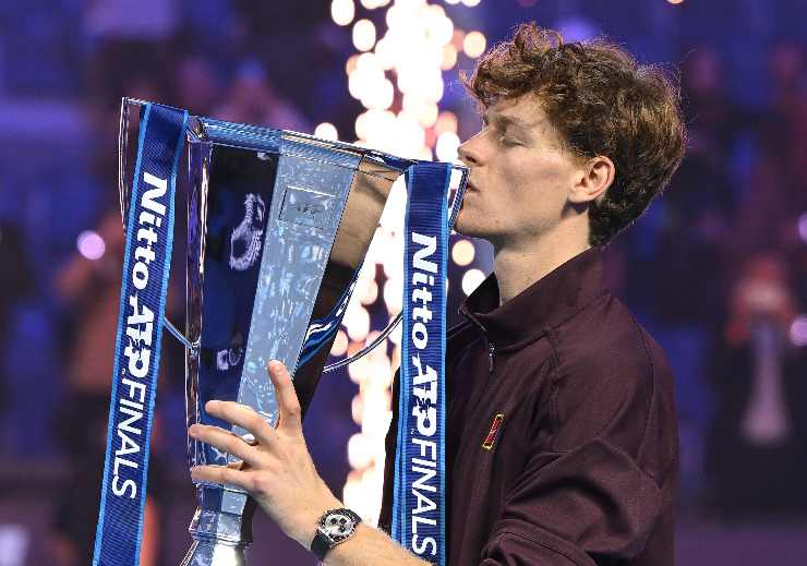 Jannik Sinner con il trofeo vinto alle ATP Nitto Finals