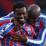 Mateta esulta con un compagno