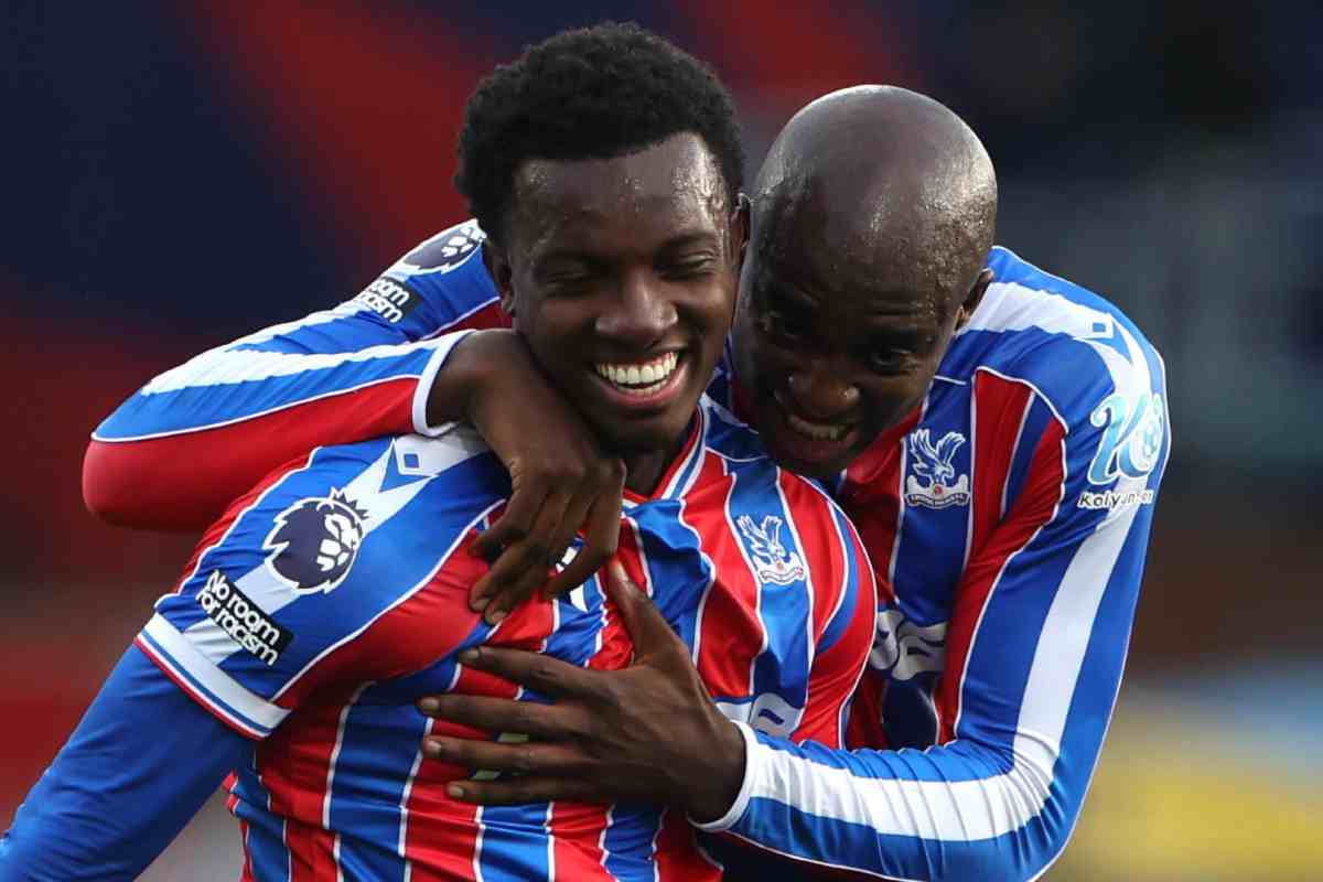 Mateta esulta con un compagno