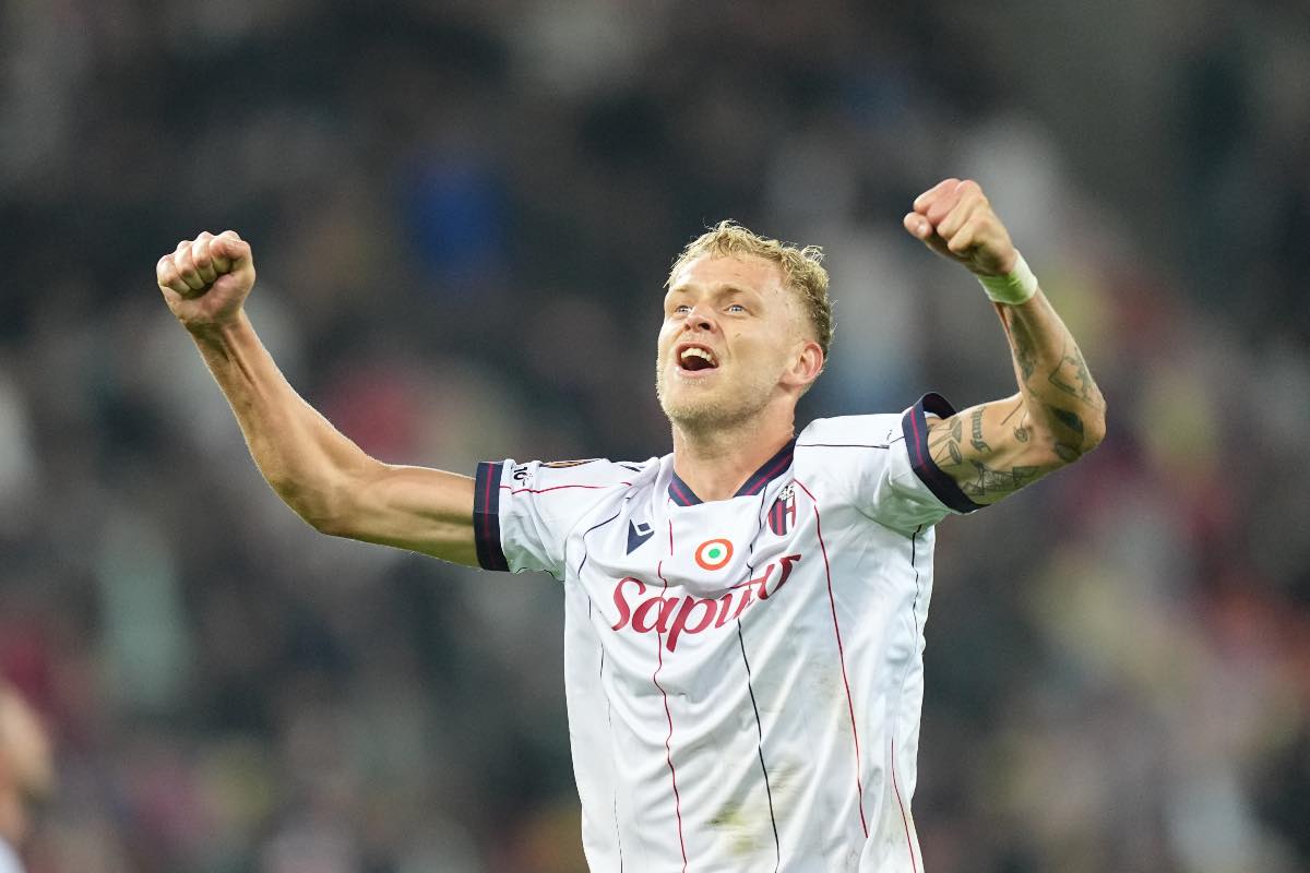 Jens Odgaard esulta dopo il gol al FCSB