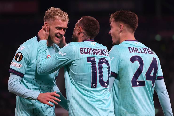 Odgaard, Bernardeschi, Dallinga esultano per il gol