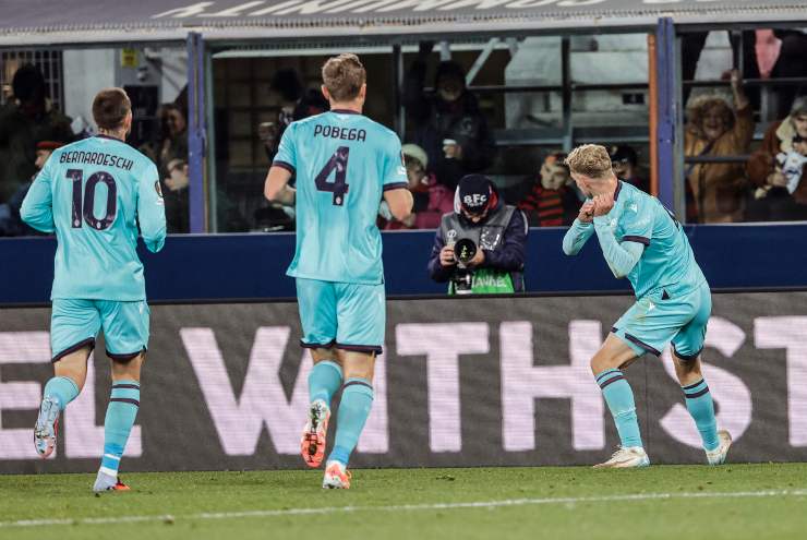 Jens Odgaard esulta dopo il gol