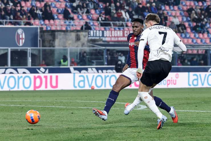 Jhon Lucumi si fa superare e lascia l'avversario al tiro