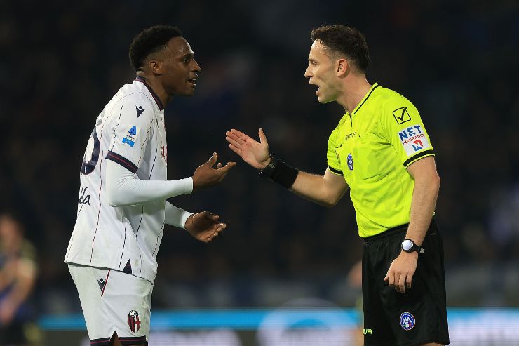 Jhon Lucumí a colloquio con l'arbitro