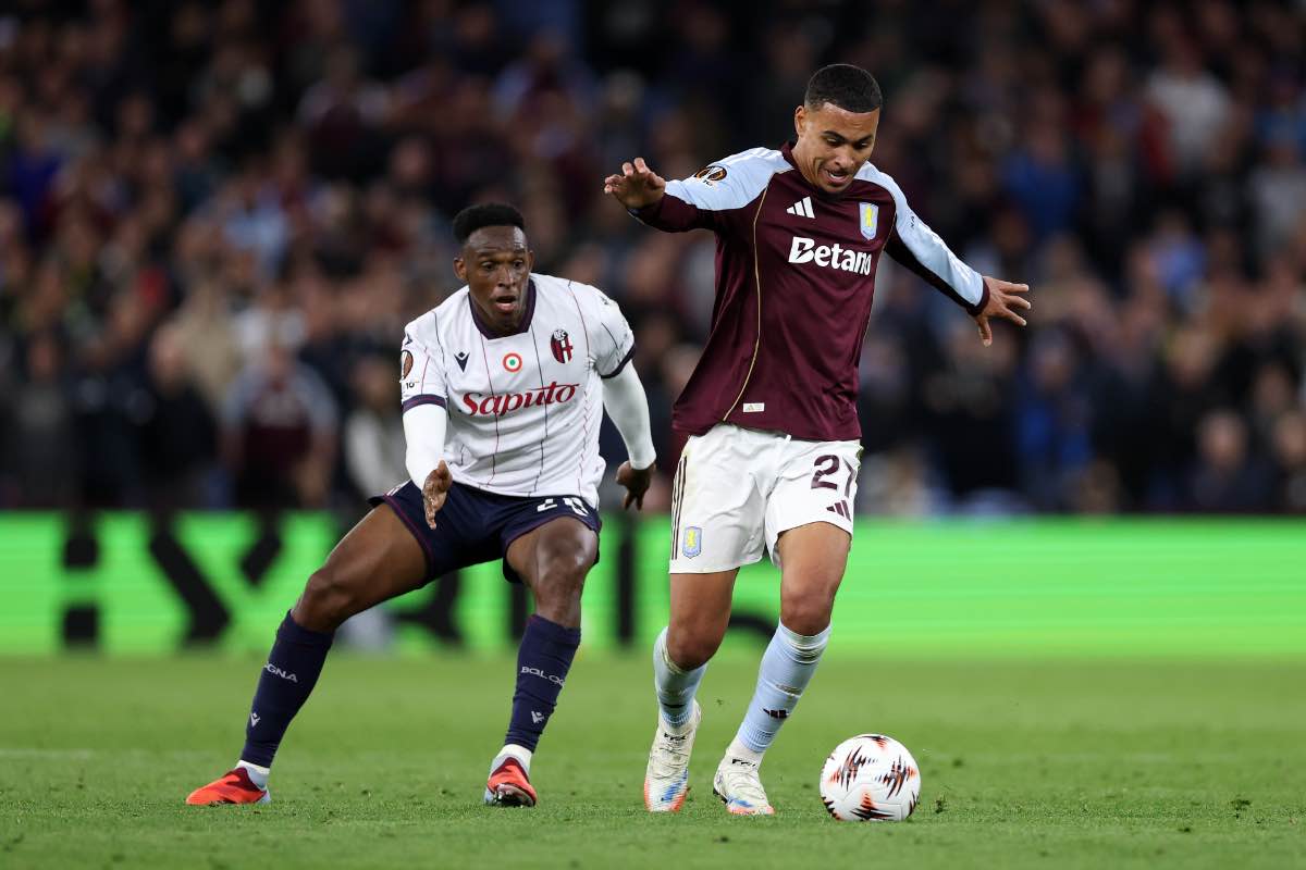Jhon Lucumí in azione durante Aston Villa-Bologna del girone di Europa League