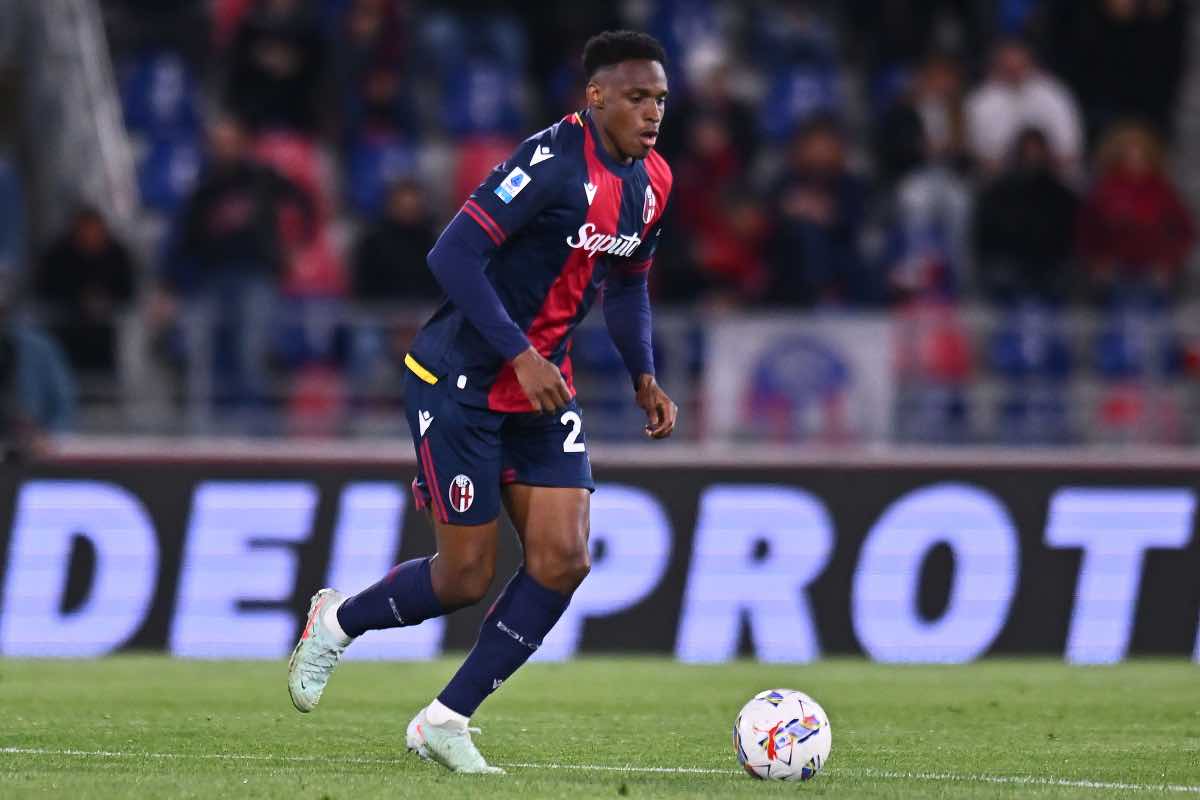 Jhon Lucumí in possesso di palla
