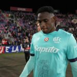 Jhon Lucumí esce dal campo dopo Bologna-Friburgo
