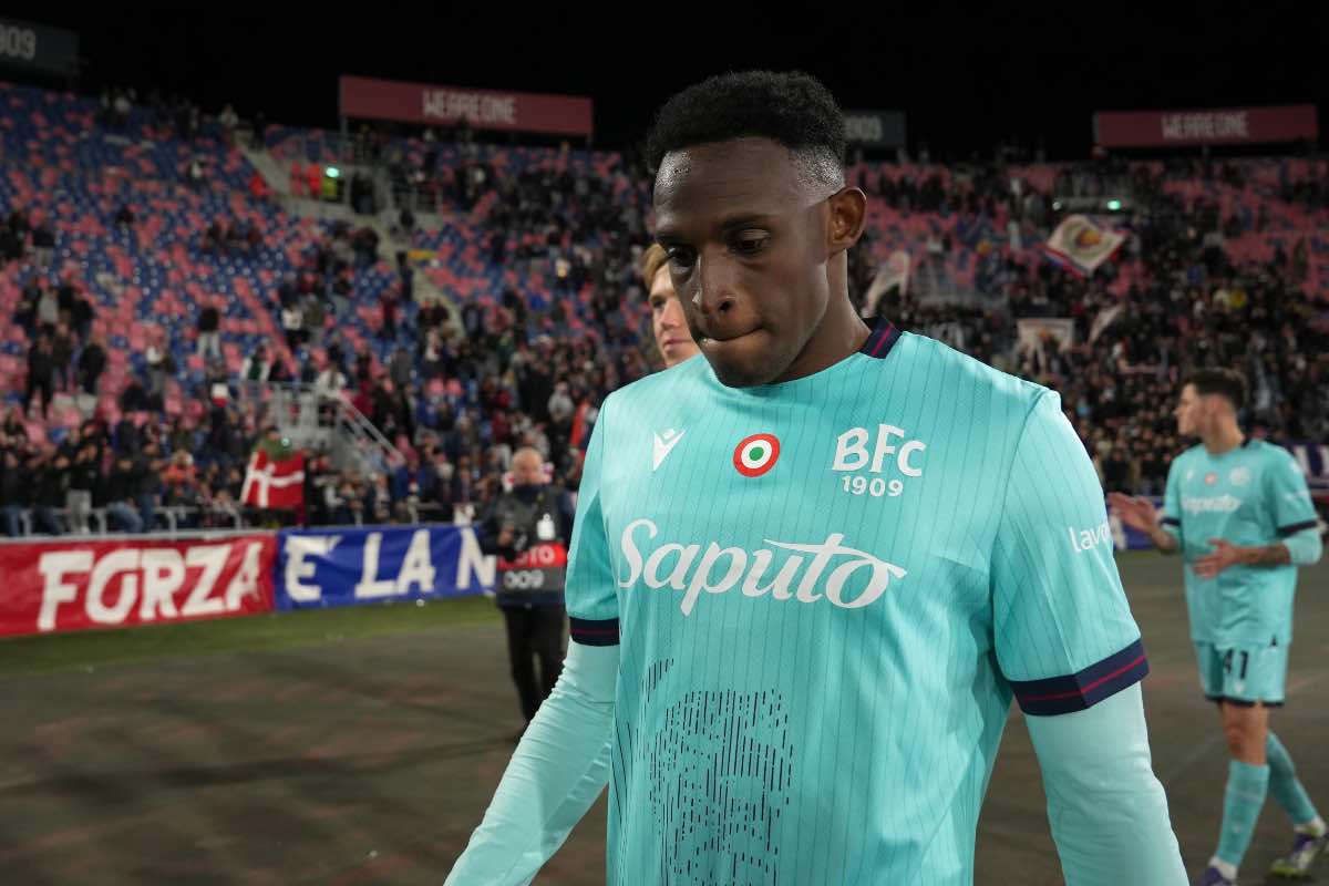 Jhon Lucumí esce dal campo dopo Bologna-Friburgo