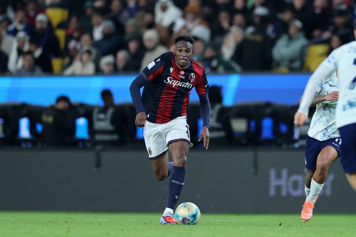 Jhon Lucumí in azione durante Bologna-Inter di Supercoppa Italiana