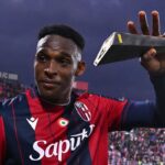Jhon LucumĂ con il premio MVP di Bologna-Napoli