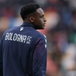 Jhon Lucumí durante il riscaldamento prima di Udinese-Bologna