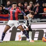 Jhon Lucumì in azione con la maglia del Bologna