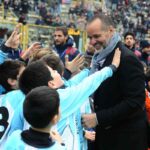 Il presidente del Bologna Joey Saputo al fianco di alcuni bambini