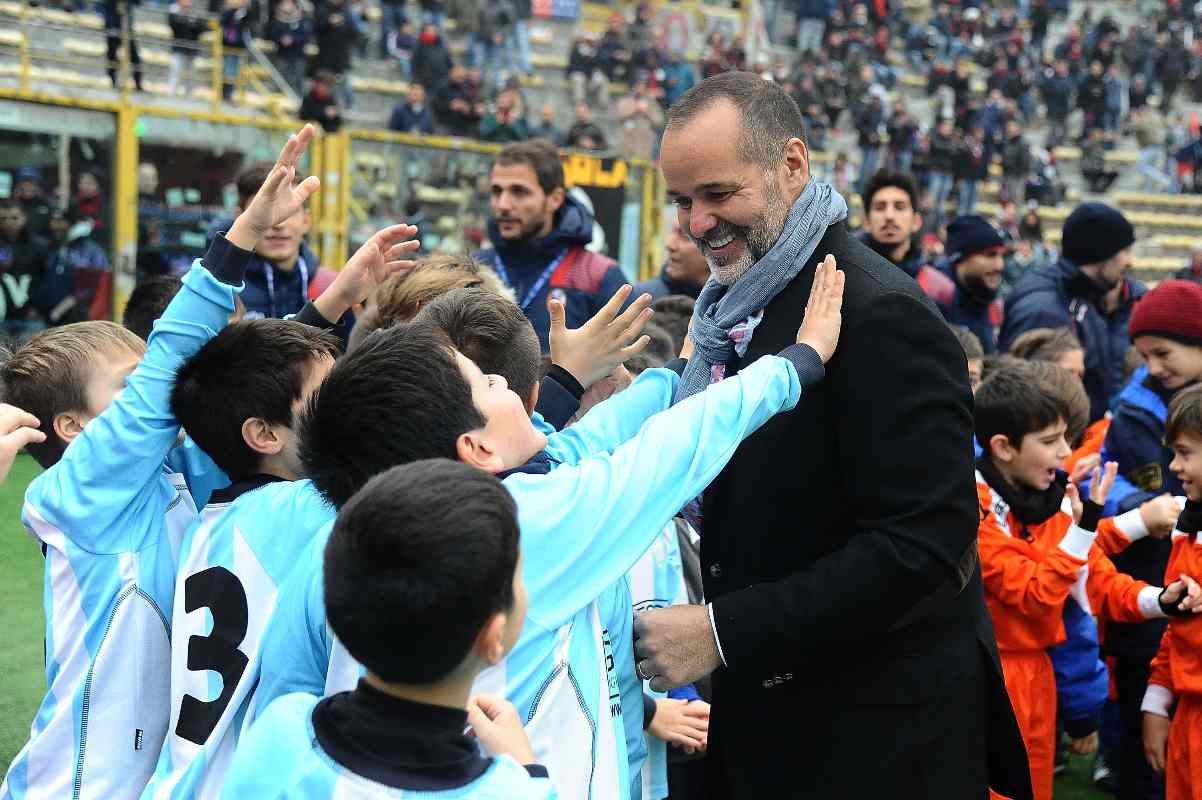 Il presidente del Bologna Joey Saputo al fianco di alcuni bambini