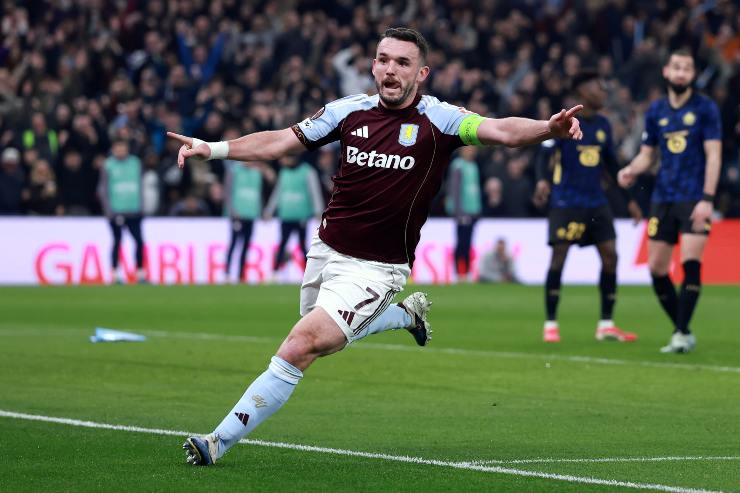 McGinn esulta dopo il gol