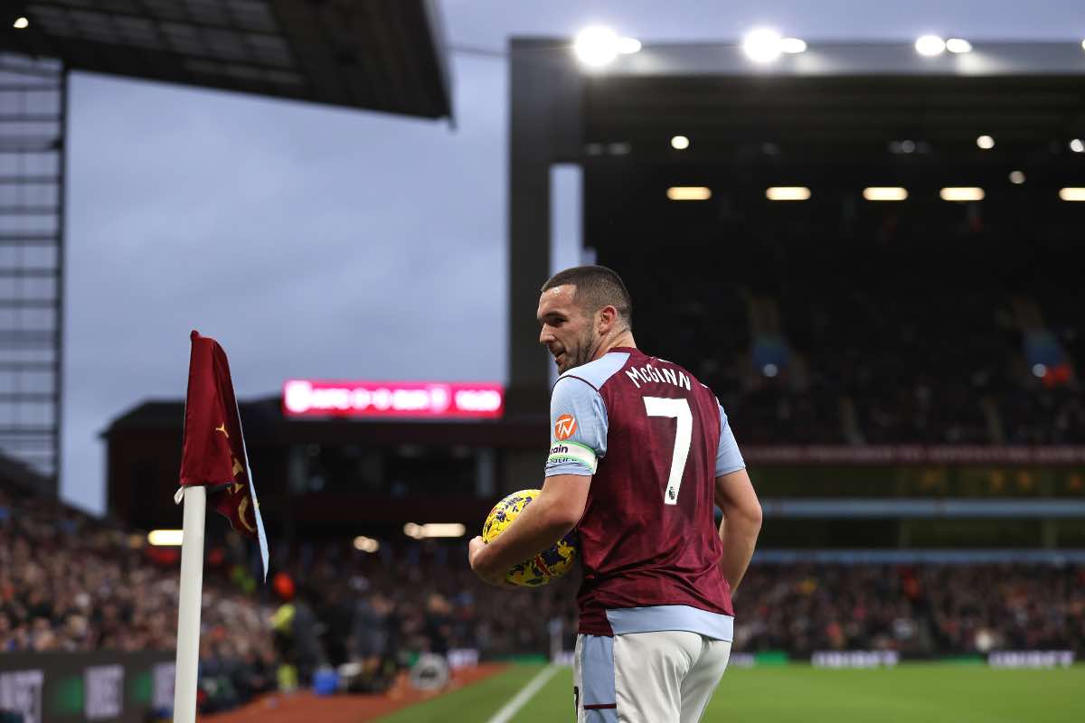 John McGinn si prepara a battere un calcio d’angolo (Aston Villa-Burnley, dicembre 2023)