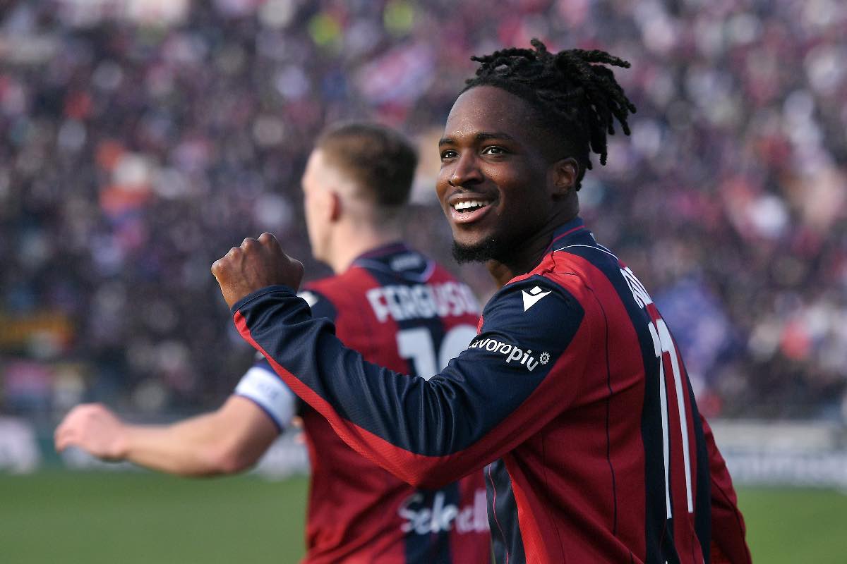 Jonathan Rowe esulta dopo il gol in Bologna-Verona